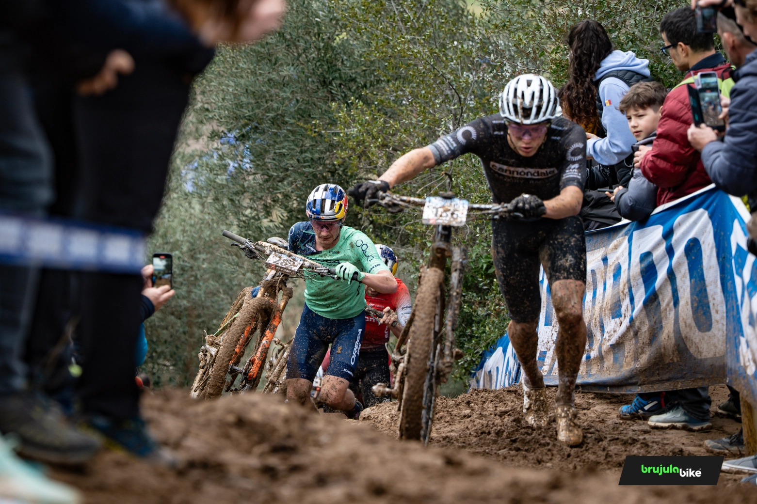 Jolanda Neff y Lars Forster vuelan en el barro de Banyoles