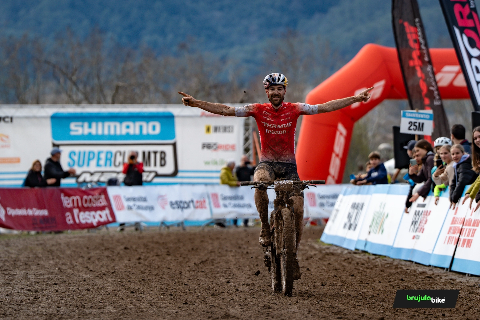 Jolanda Neff y Lars Forster vuelan en el barro de Banyoles