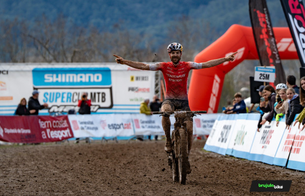 Jolanda Neff y Lars Forster vuelan en el barro de Banyoles