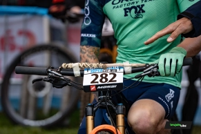 A wooden stick, the striking accessory that Simon Andreassen mounted during the race