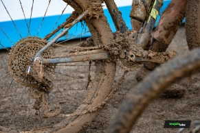A wooden stick, the striking accessory that Simon Andreassen mounted during the race