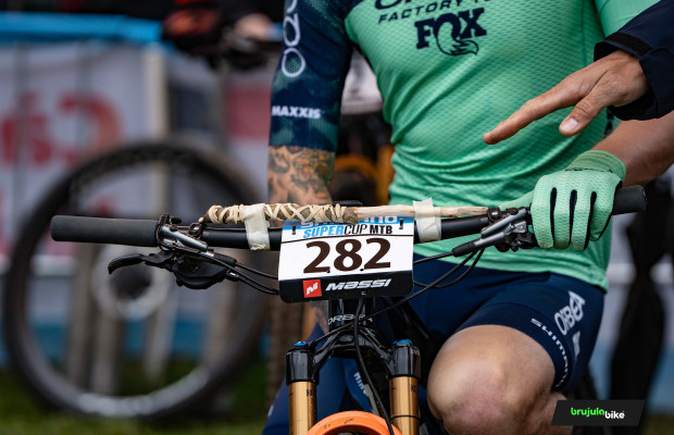 Un bâton en bois, l'accessoire accrocheur que Simon Andreassen a monté en course