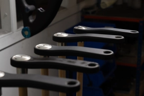 Carbon and foam to absorb vibrations and impacts, that's how the new Hope gravel cranks are