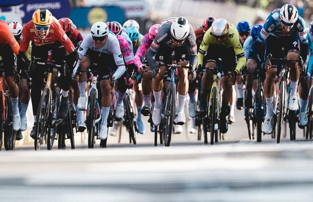 Søren Wærenskjold gana al sprint un Omloop Het Nieuwsblad en el que Van Aert queda fuera del top 10