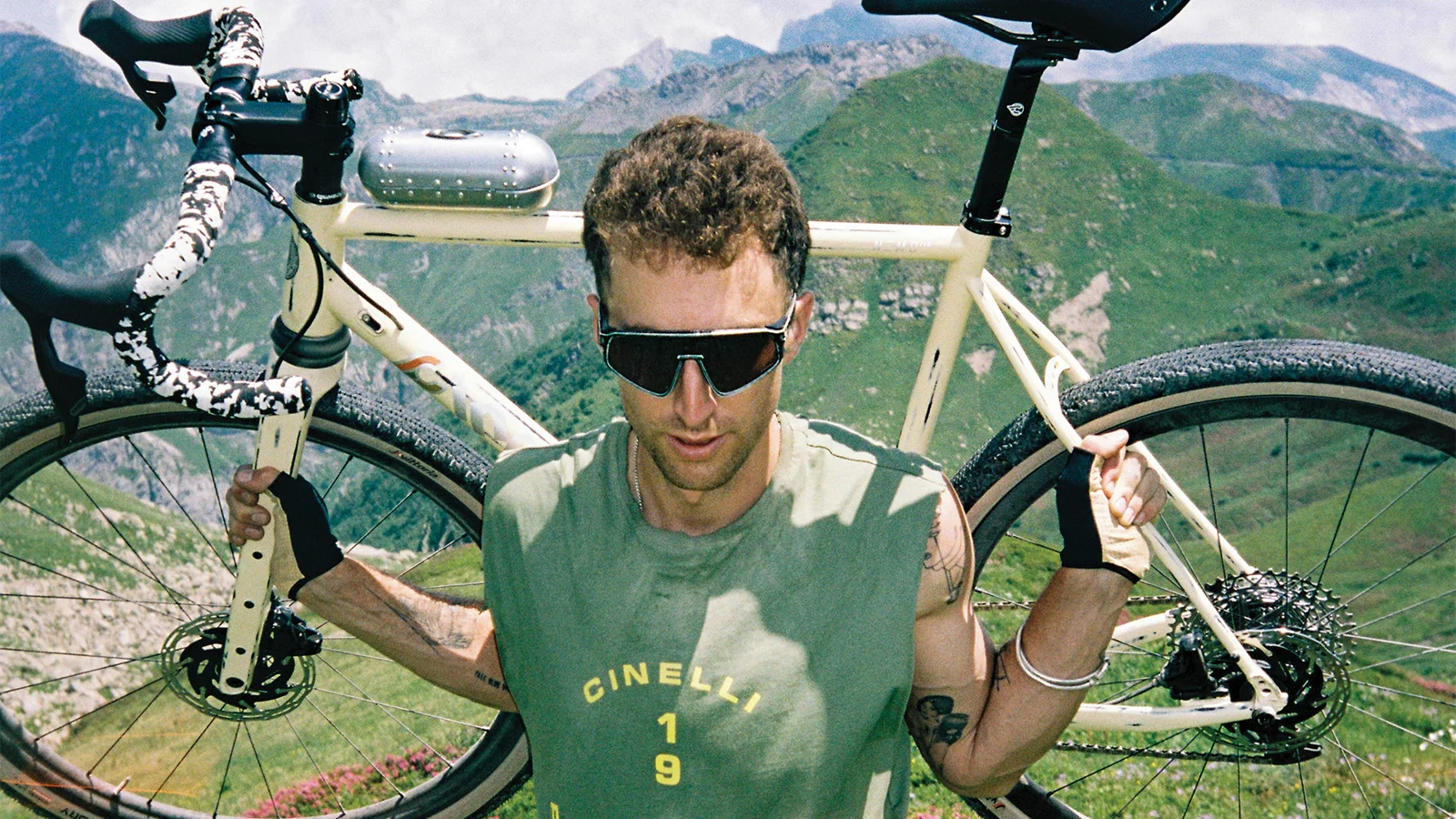 Cinelli and Oakley launch a unique collection inspired by "wear races"