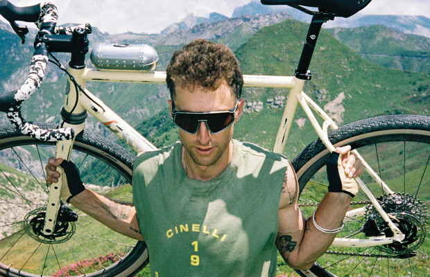 Cinelli and Oakley launch a unique collection inspired by "wear races"