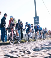 Mathieu van der Poel fait également ses débuts avec une victoire facile à l'Ename Samyn Classic
