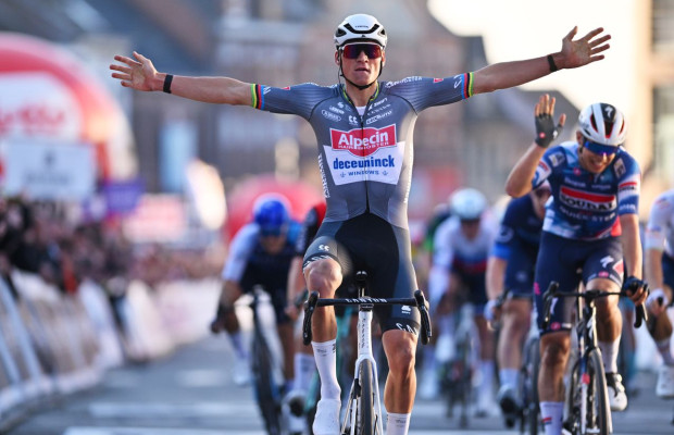 Mathieu van der Poel também estreia com vitória após se impor facilmente na Ename Samyn Classic