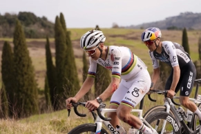 Tadej Pogacar remporte sa troisième Strade Bianche après s'être remis d'une forte chute