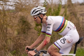 Tadej Pogacar remporte sa troisième Strade Bianche après s'être remis d'une forte chute