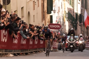 Tadej Pogacar remporte sa troisième Strade Bianche après s'être remis d'une forte chute