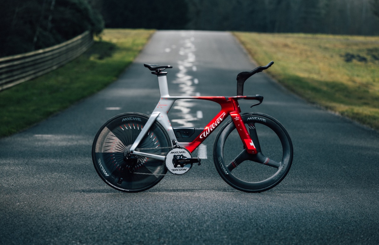 A tribute to speed worth over 30,000 €, that's Stefan Küng's