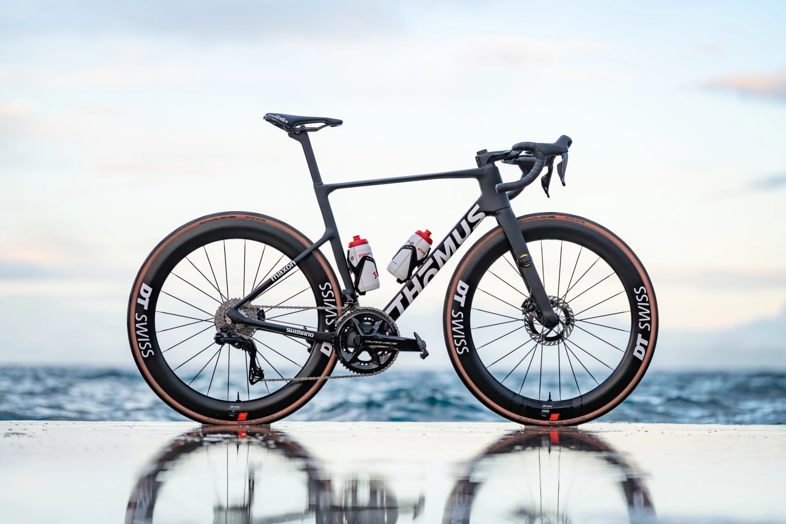 The Thömus maxon team transforms into a road team with its stars Fluckiger, Forster, and teammates