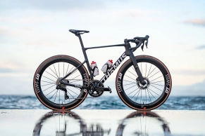 Le Thömus maxon se transforme en une équipe de route avec ses stars Fluckiger, Forster et compagnie