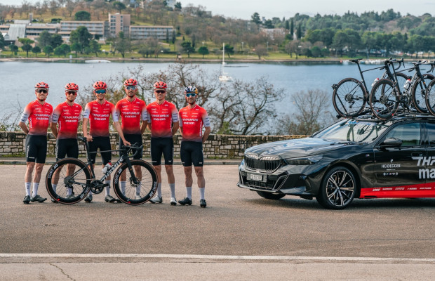 O Thömus maxon se transforma em uma equipe de estrada ao lado de suas estrelas Fluckiger, Forster e companheiros