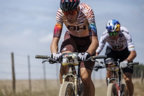 La Cape Epic 2025 arranca con Braidot-Avondetto y Langvad-Gómez dominando el Prólogo