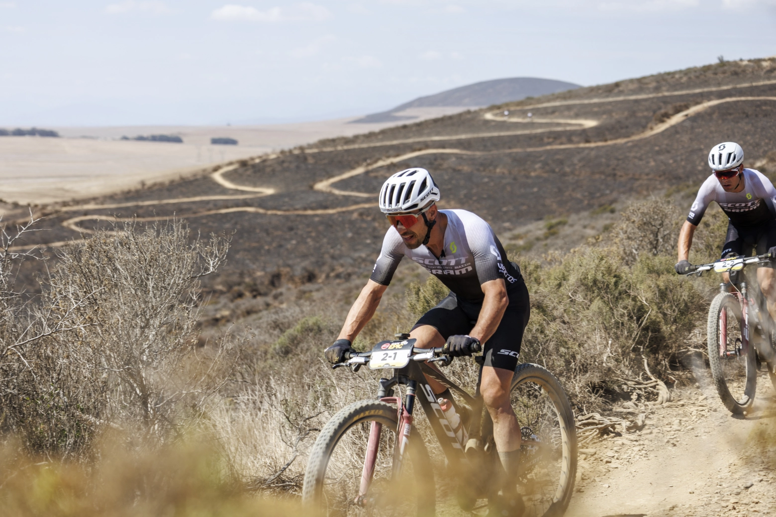 Colombo tightens the screws on Schurter to win stage 1 of the Cape Epic 2025 and take the lead in the race