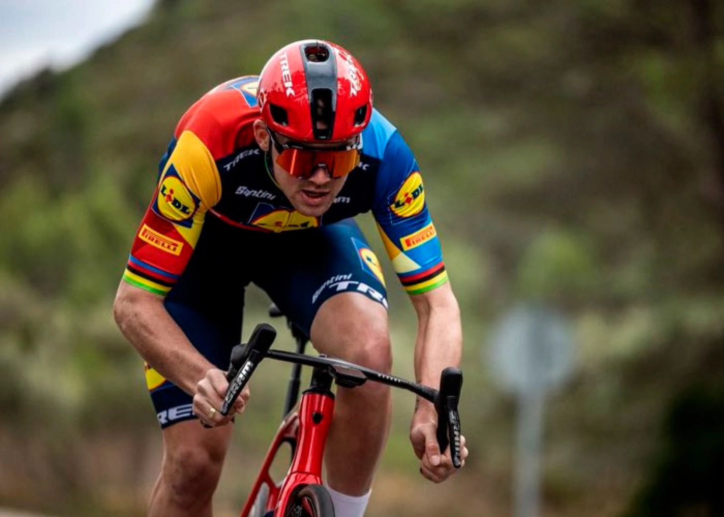 Dónde ver la Milán-San Remo 2025 ¿El primer Van der Poel vs Pogacar del año?