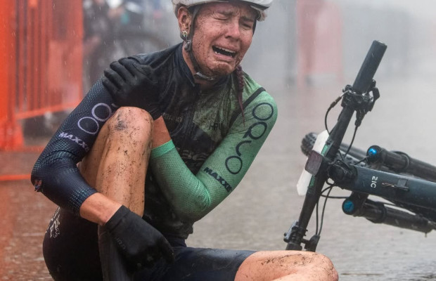 Bec Henderson ganó con el hombro roto y será baja en el inicio de la Copa del Mundo XCO: "Ninguna de mis manos o brazos funciona correctamente"