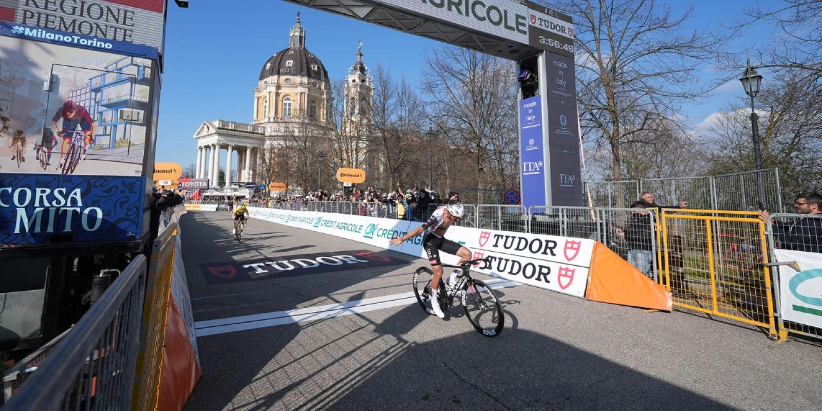 Isaac del Toro multado por celebrar su victoria con la cremallera del maillot rota