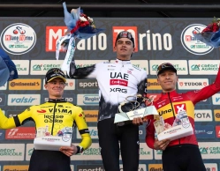 Isaac del Toro a été condamné à une amende pour avoir célébré sa victoire avec la fermeture éclair de son maillot cassée