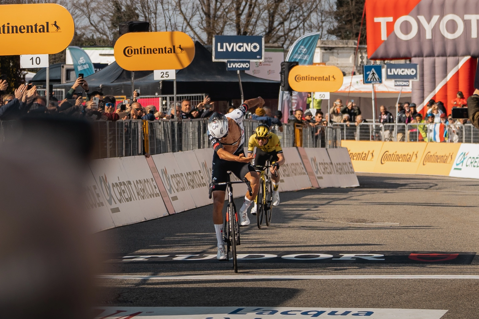 Isaac del Toro multado por celebrar su victoria con la cremallera del maillot rota