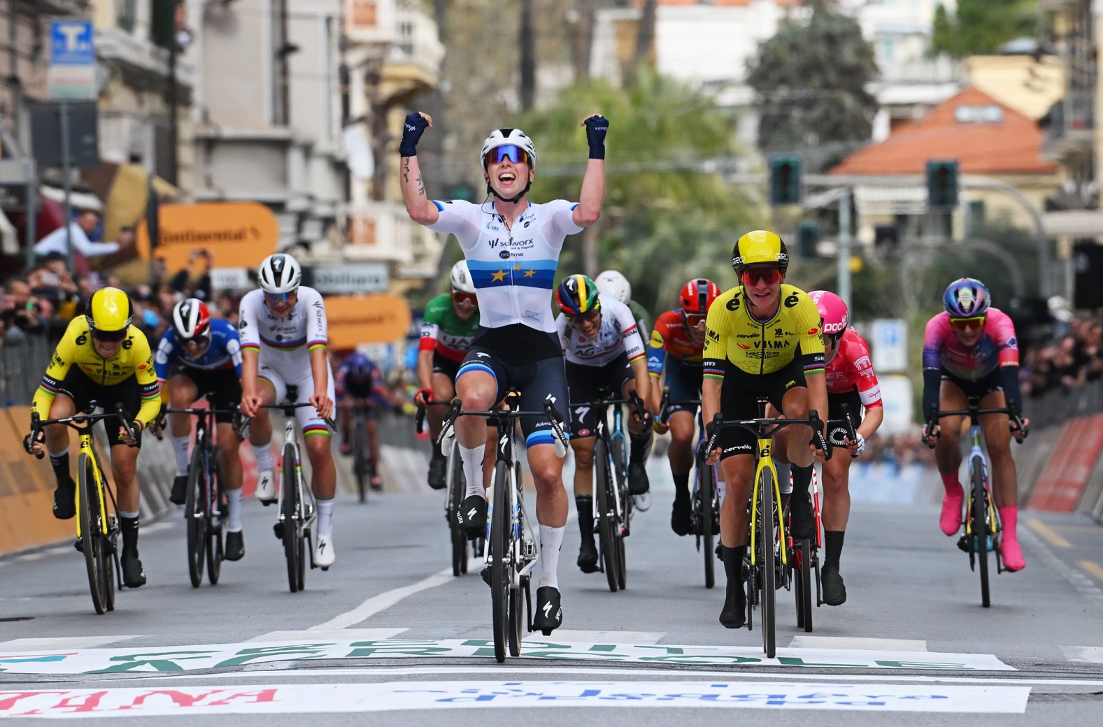 Mathieu van der Poel wins a science fiction-like Milan-San Remo