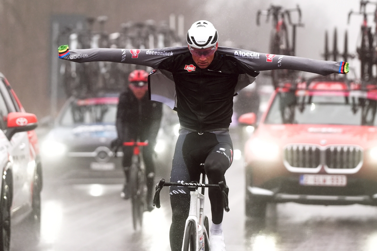 Mathieu van der Poel wins a science fiction-like Milan-San Remo