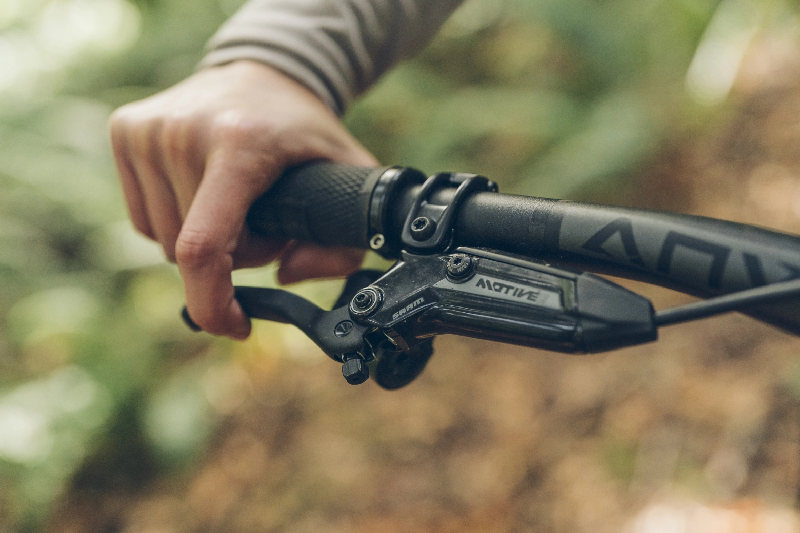 SRAM changes its entire brake catalog with the new Motive series for XC and Trail: models, price, and weights