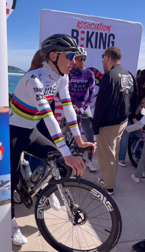 Pogacar caught with a possible new Colnago V5RS