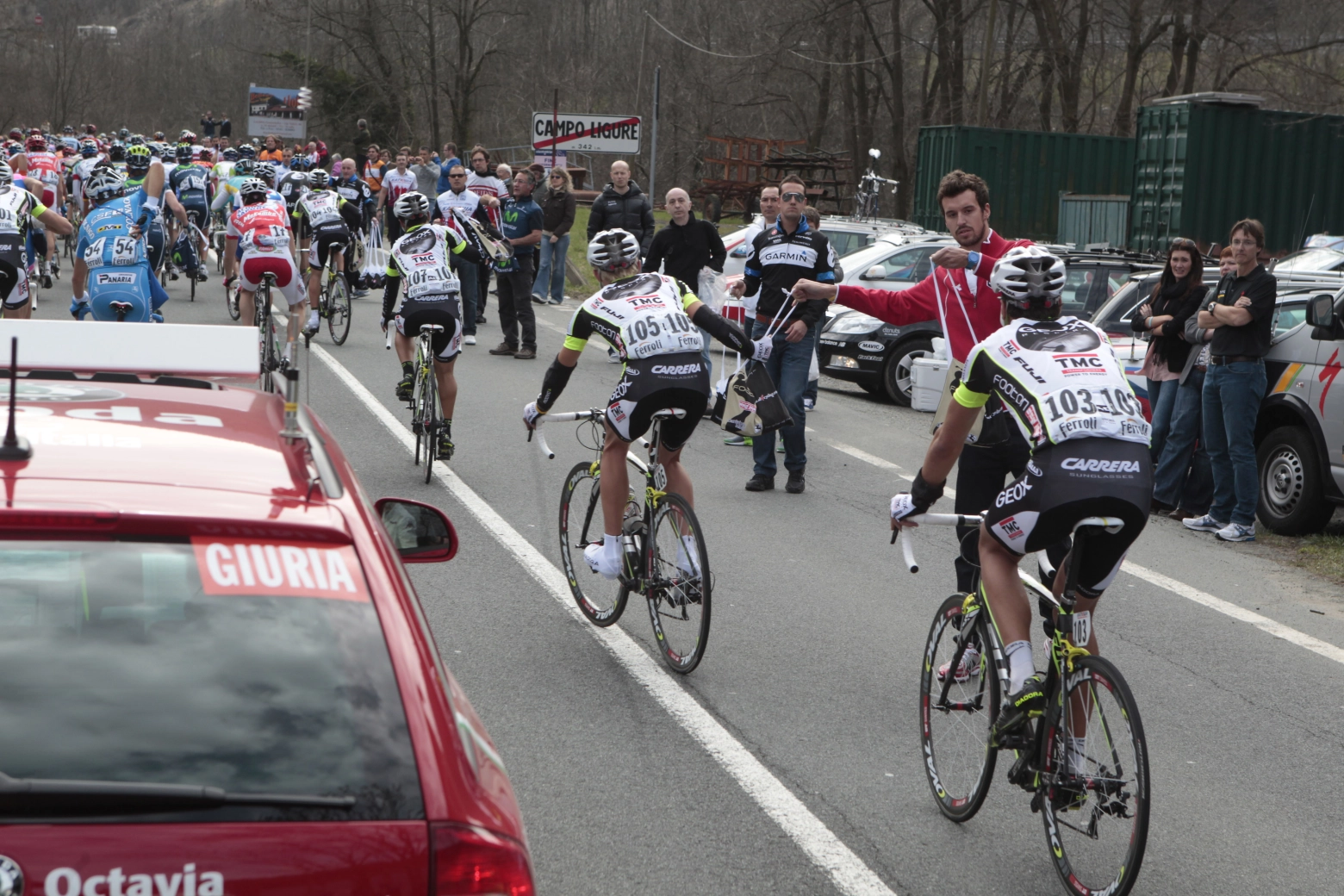 A UCI testará limitar o desenvolvimento das transmissões em competição para melhorar a segurança