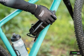 Nous avons testé le nouveau porte-bidon Zéfal Pulse S2 : en carbone, avec une entrée latérale et un prix imbattable