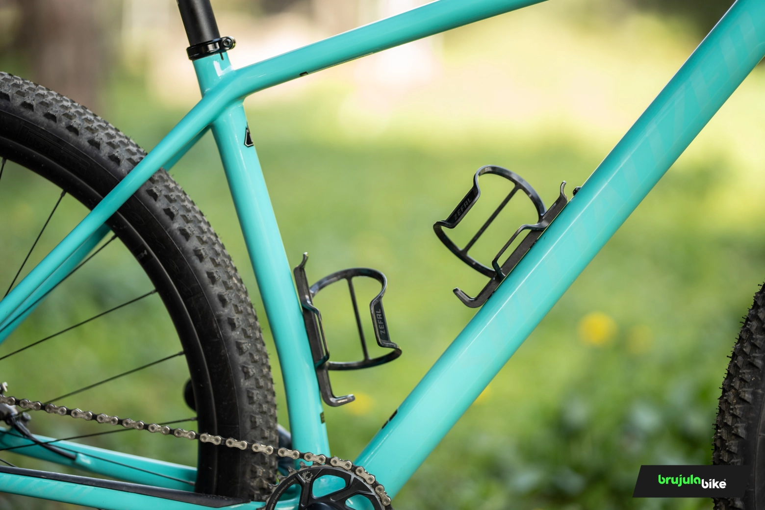 We tested the new Zéfal Pulse S2 bottle cage: carbon, side entry, and unbeatable price