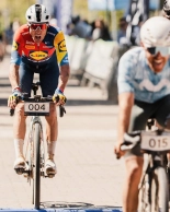 Aleix Espargaró makes his debut as a professional cyclist in competition and secures a spot for the Gravel World Championship