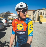 Aleix Espargaró makes his debut as a professional cyclist in competition and secures a spot for the Gravel World Championship
