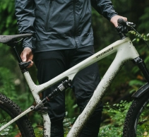 New RockShox Reverb AXS seatpost: renewed on the outside and on the inside