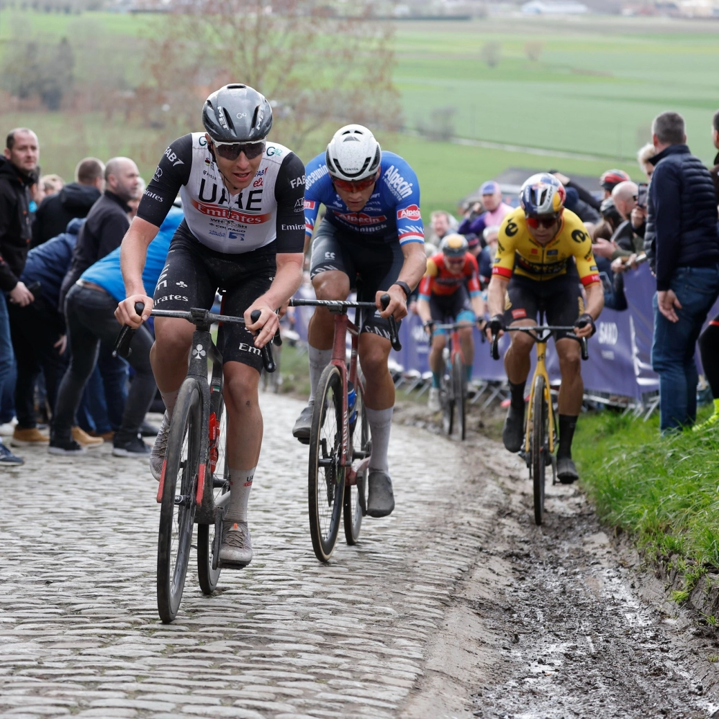 Tour of Flanders, first assault of the battle of the cobblestones between Van der Poel and Pogacar