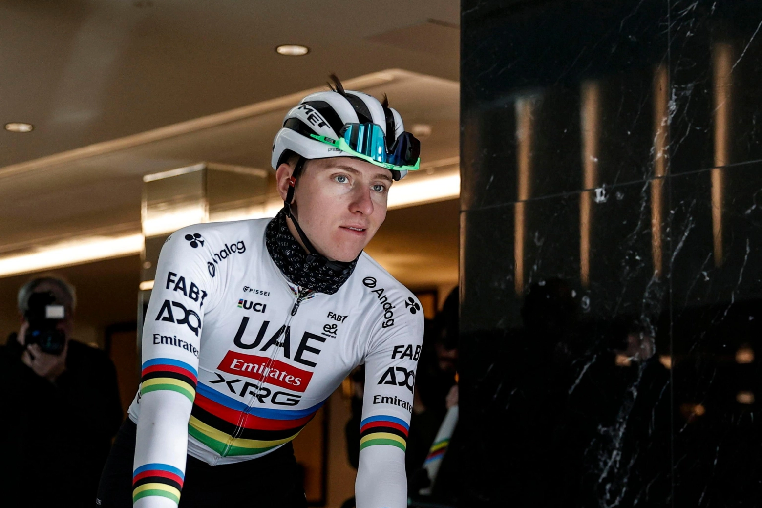 Tour of Flanders, first assault of the battle of the cobblestones between Van der Poel and Pogacar
