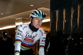 Tour of Flanders, first assault of the battle of the cobblestones between Van der Poel and Pogacar
