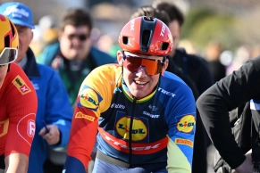 Tour of Flanders, first assault of the battle of the cobblestones between Van der Poel and Pogacar