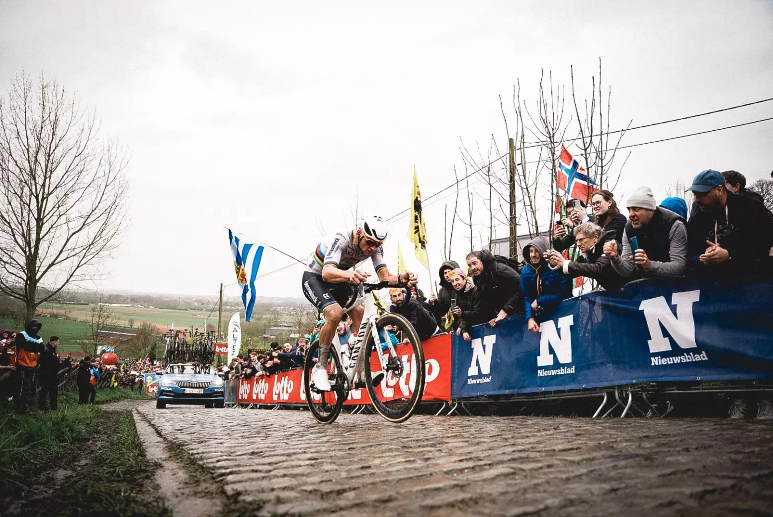 Tour of Flanders, first assault of the battle of the cobblestones between Van der Poel and Pogacar