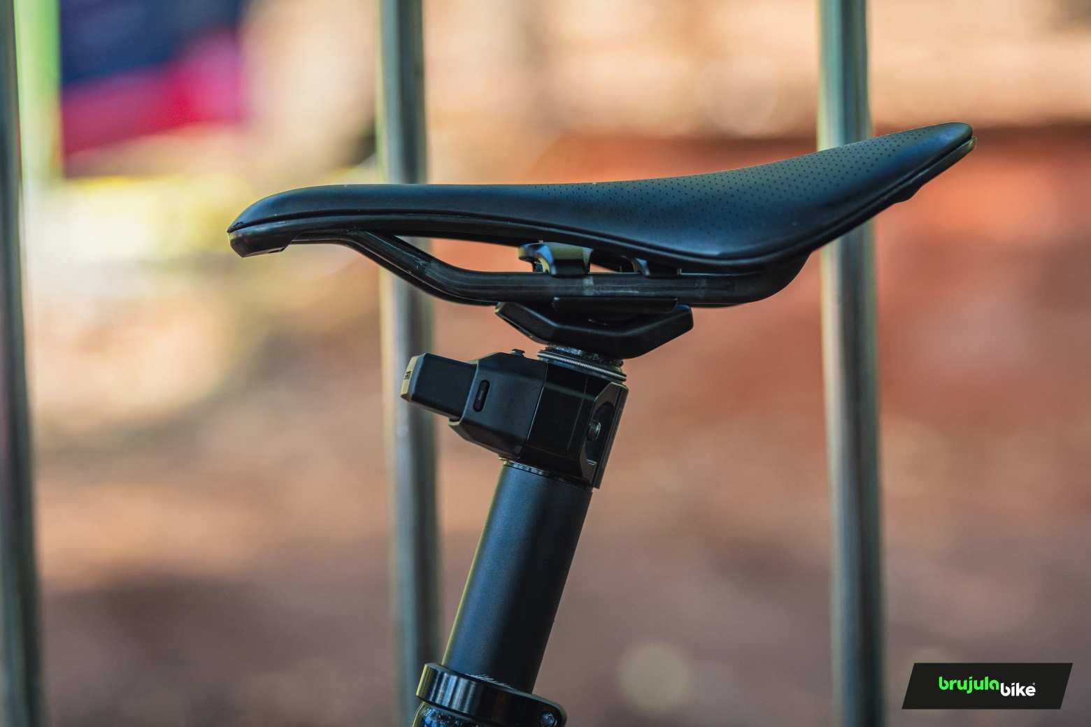 Nueva tija RockShox Reverb AXS: renovada por fuera y por dentro