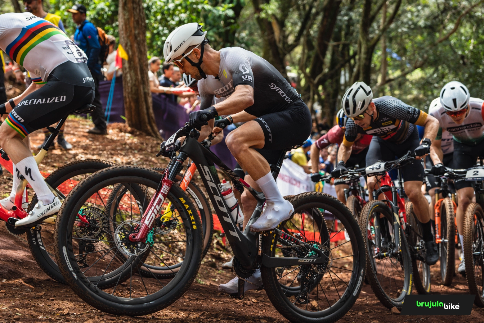 Nino Schurter avec des couvre-chaussures dans le Short Track, est-ce pour l'aérodynamisme ou pour cacher quelque chose ?