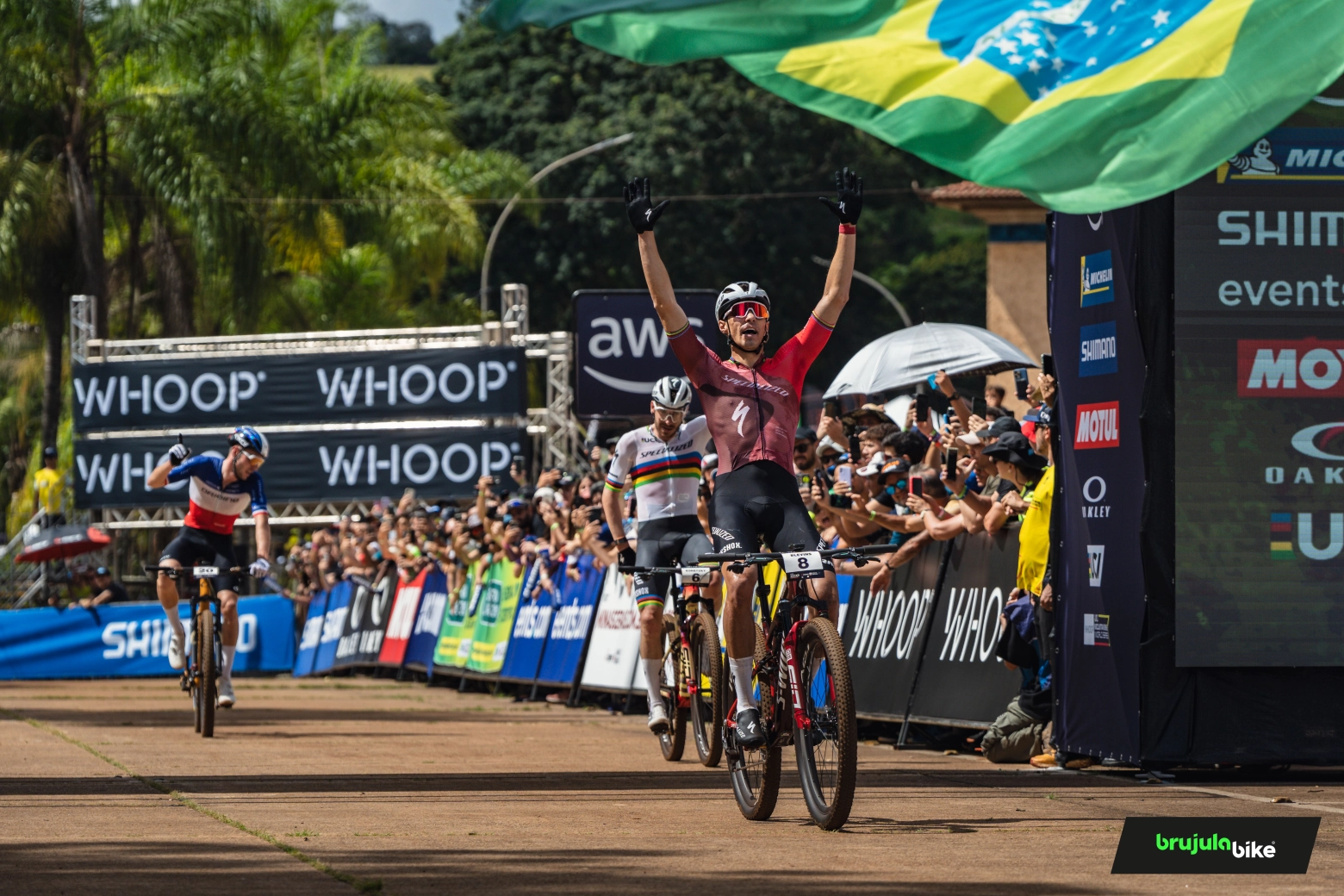 Nino Schurter avec des couvre-chaussures dans le Short Track, est-ce pour l'aérodynamisme ou pour cacher quelque chose ?
