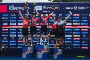 850€ de multa para Nino Schurter y Lars Forster por asaltar el podio en Araxá
