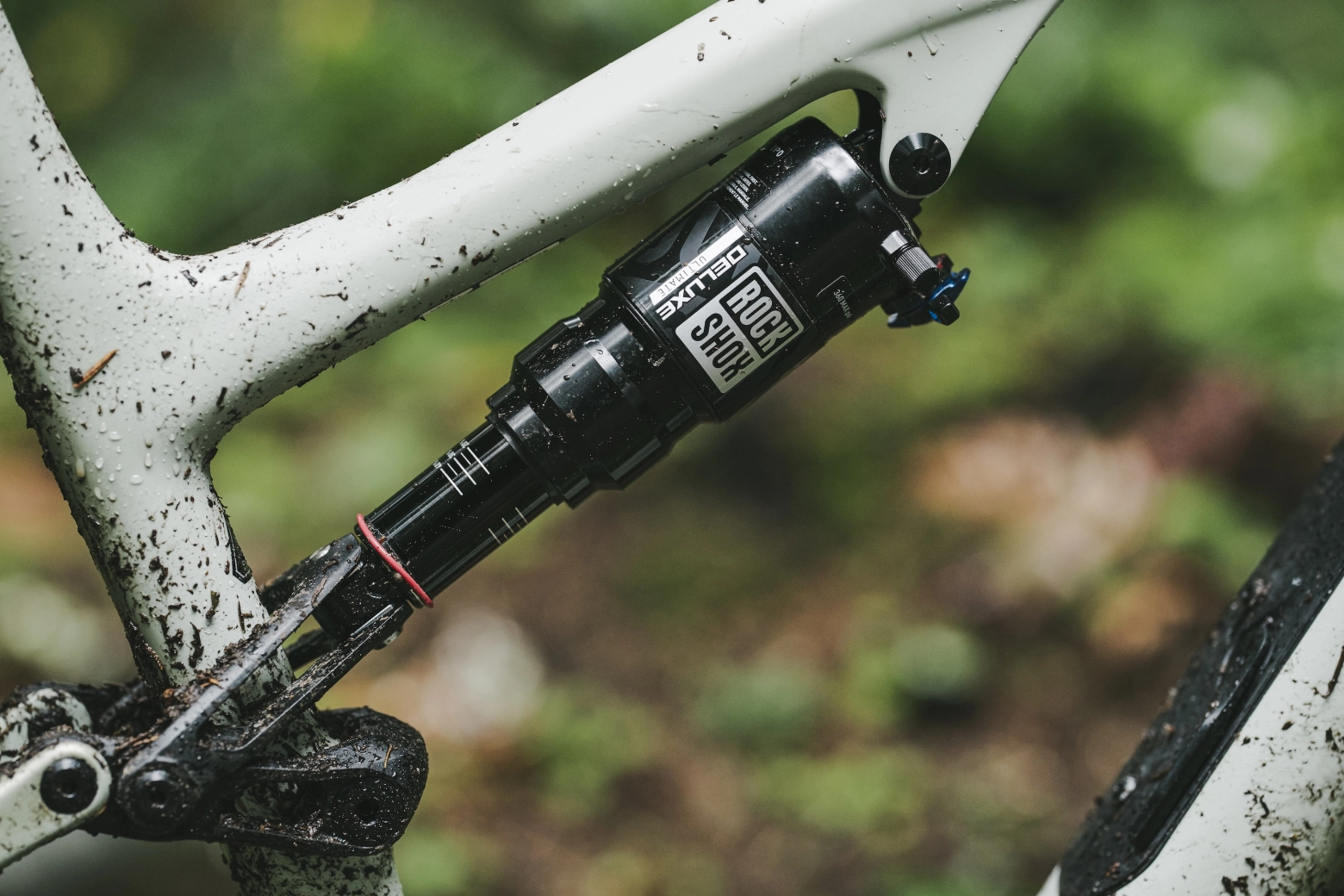The Electric Red color arrives to RockShox suspensions