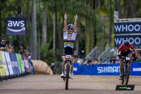 Evie Richards wins the second Short Track of the season in Araxá