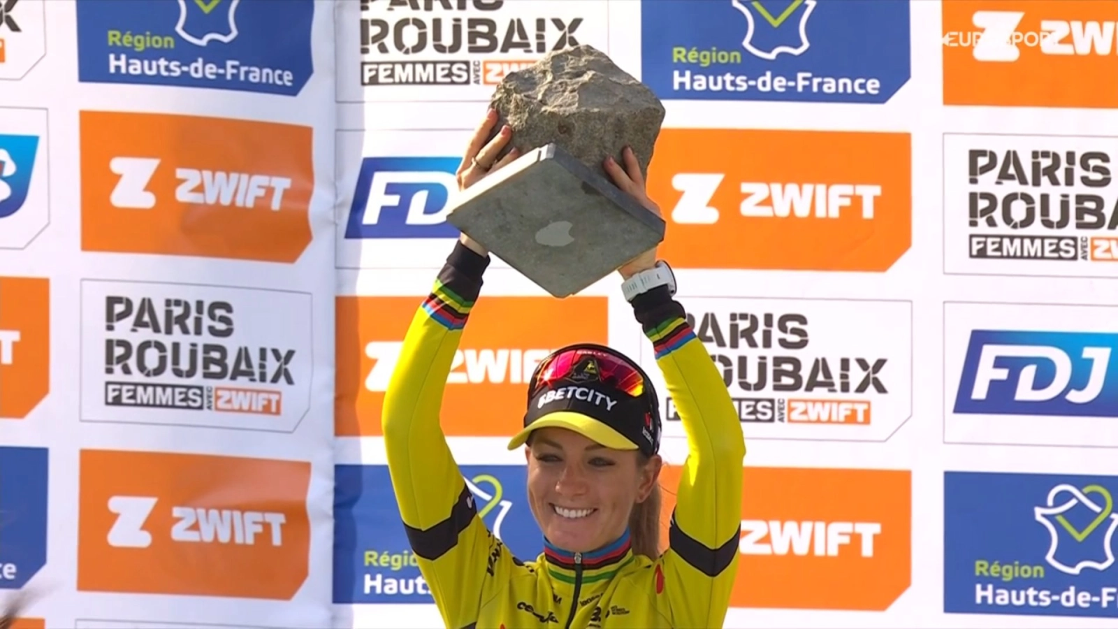 Pauline Ferrand-Prévot wins the Paris Roubaix 2025: her first victory with Visma on the best possible stage