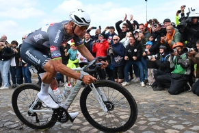 Hat trick by Mathieu van der Poel in the Paris-Roubaix 2025