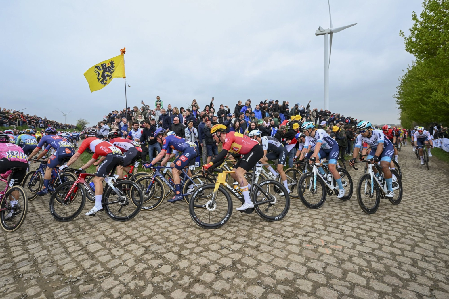 Hat trick by Mathieu van der Poel in the Paris-Roubaix 2025